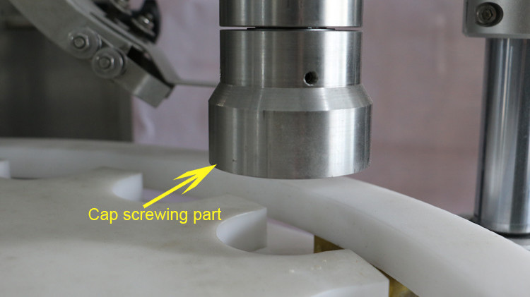 500ml bulat botol mengisi mesin dengan cap pengedap dan roda bintang berjalan