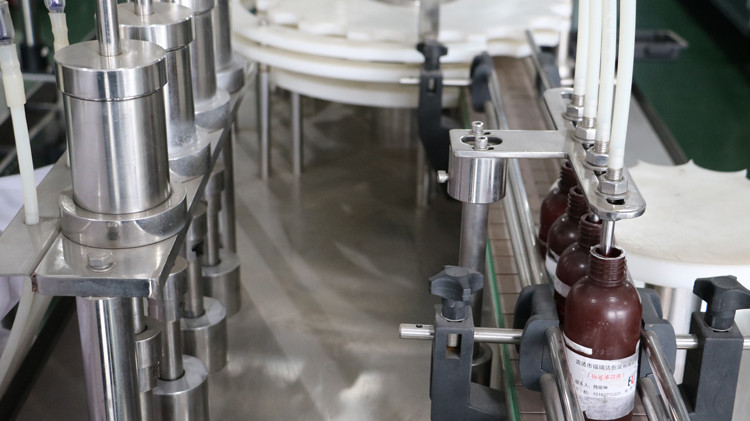 500ml bulat botol mengisi mesin dengan cap pengedap dan roda bintang berjalan